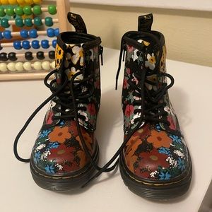 CUTEST Doc Martens 🌸 Like new. Toddler Size 10.